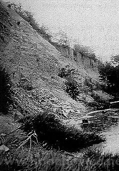 Úpatí stráně v Košticích. Dobývání koštických plošek. Foto M.Váně 1944