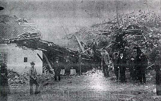 Zbořeniště rodinného domku při první katastrofě v roce 1898