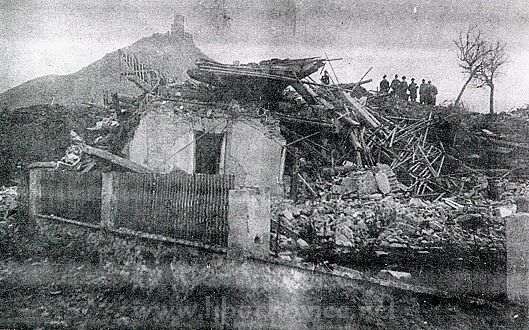 Zbořeniště rodinného domku při první katastrofě v roce 1898