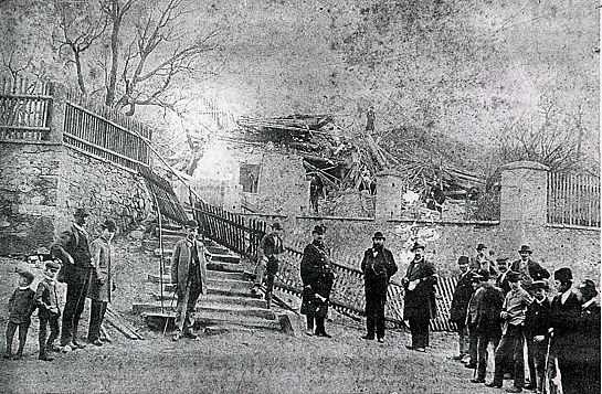 Zbořeniště z první katastrofy v roce 1898