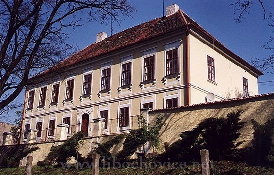 Farní budova - pohled od jihu - foto Roman Bližík 2000